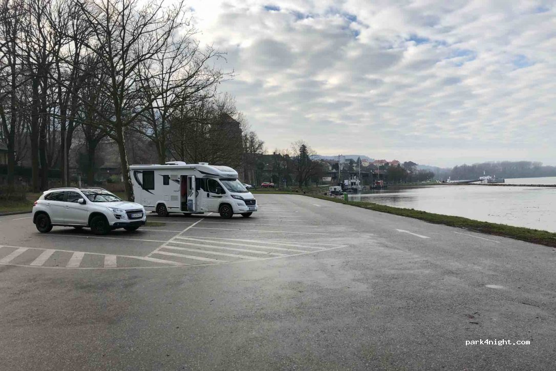 (2410) Hainburg an der Donau - 2-3 Donaulände — foto