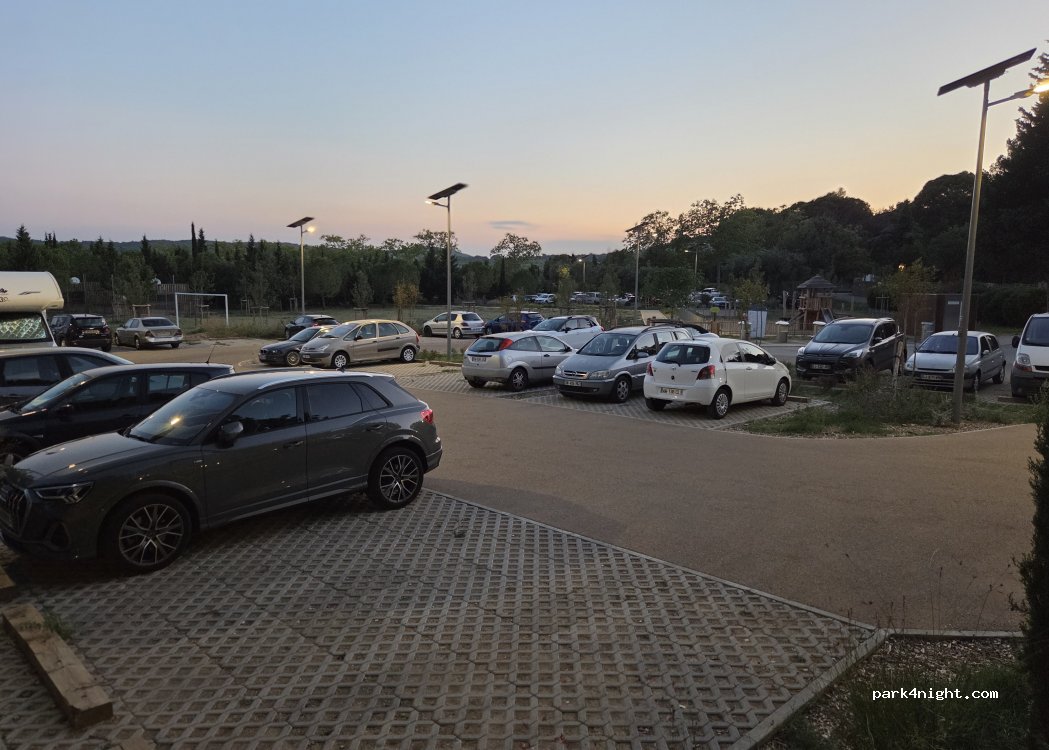 (11120) Pouzols-Minervois - Avenue du Jeu de Mail — foto 4