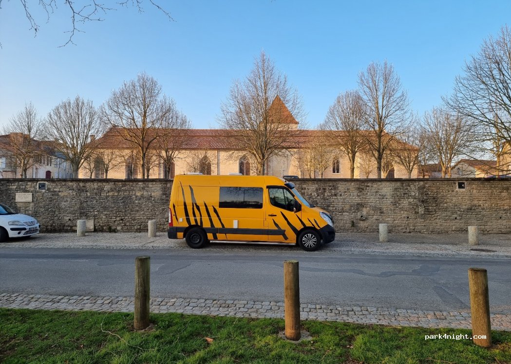 (16700) Ruffec - Rue de l'Abreuvoir — foto 2