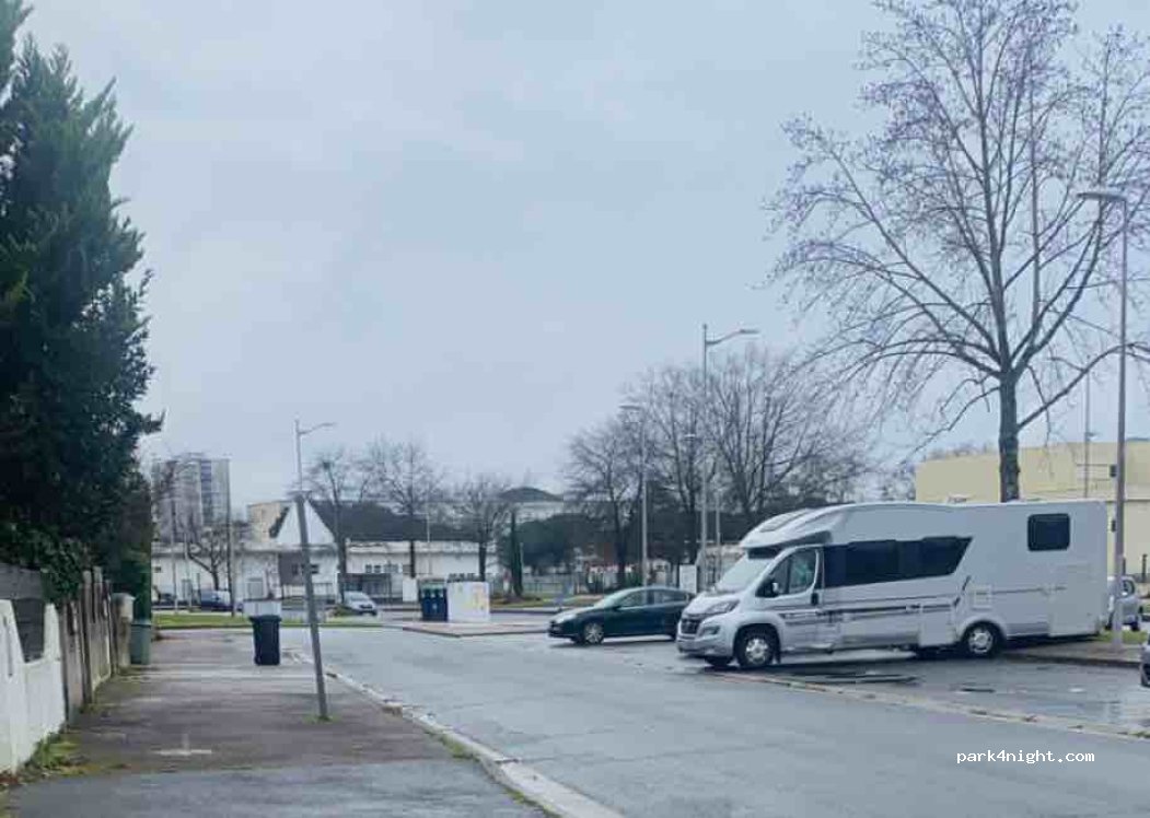(33400) Talence - 33 Avenue de l'Université — foto 4
