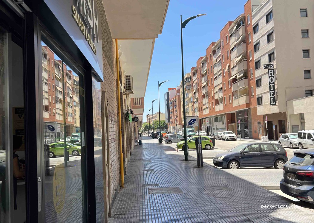 (29001) Málaga - Calle Canales — foto 3