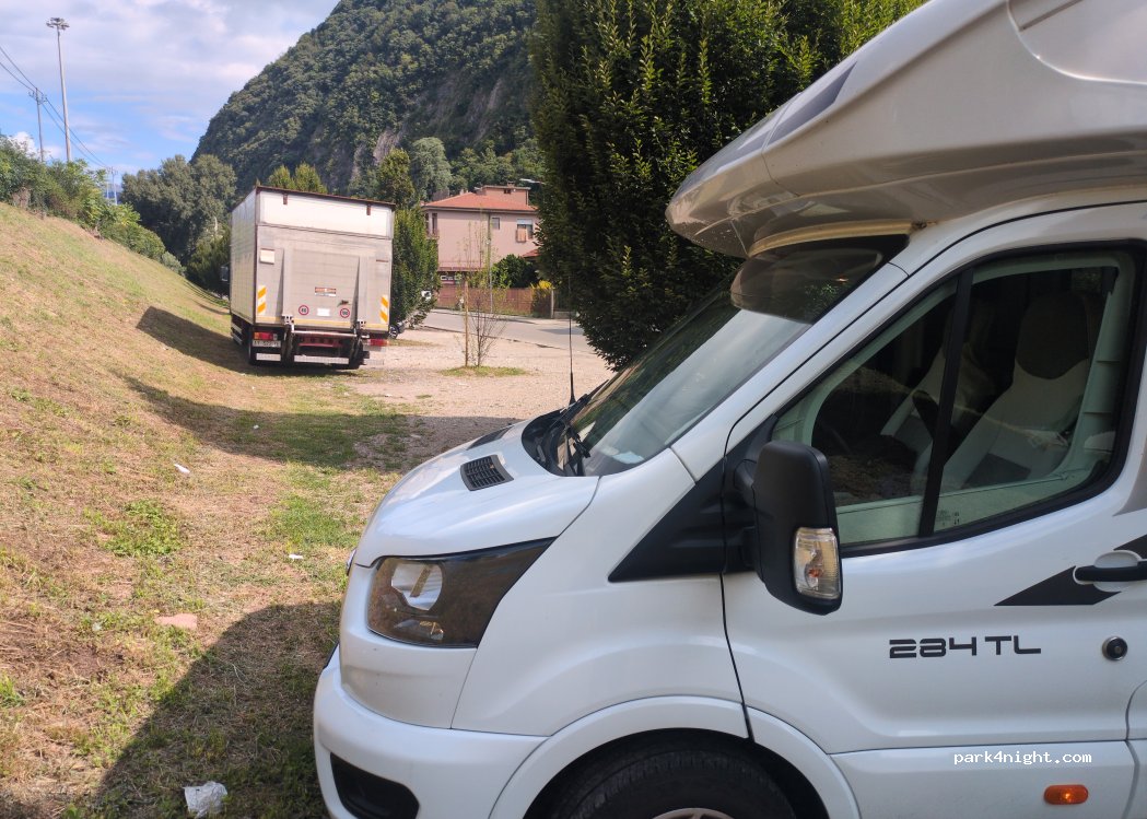 (21014) Laveno-Mombello - Via Venticinque Aprile — foto 2