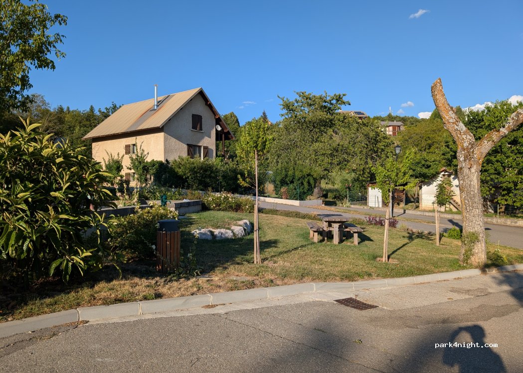 (05160) Le Sauze-du-Lac - Le Village — foto