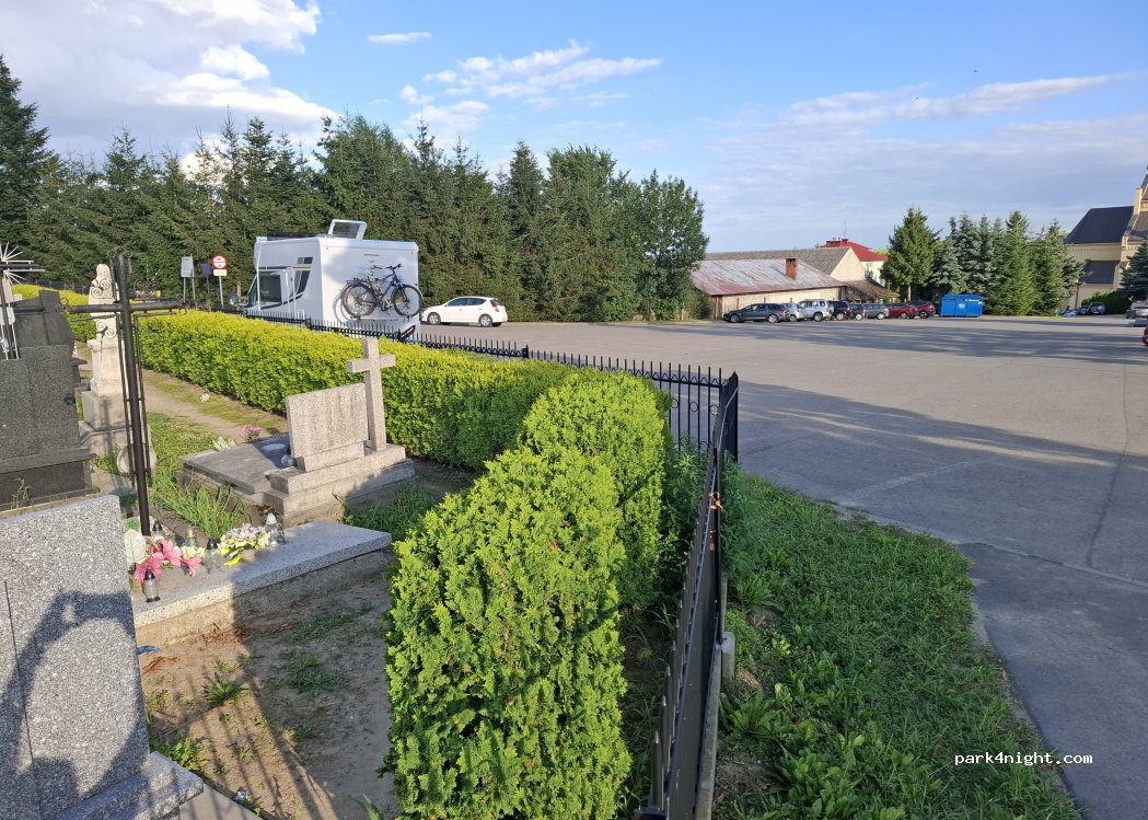 (37-120) Markowa - Unnamed Road — foto 3
