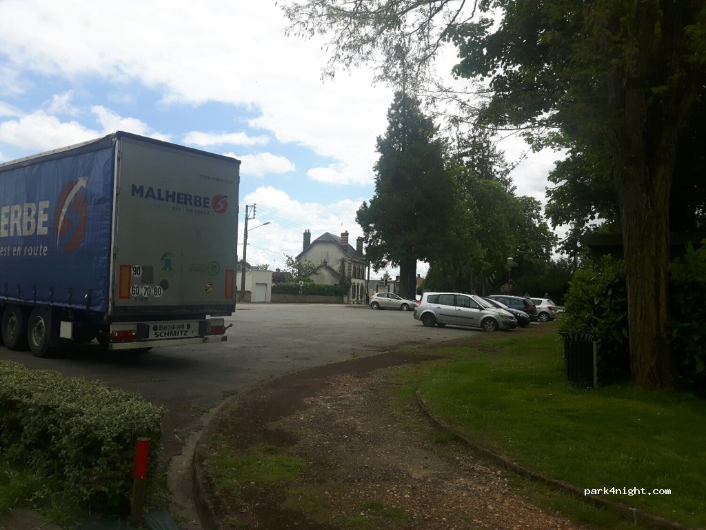 (28330) Authon-du-Perche - 12 Place de la Mairie — foto