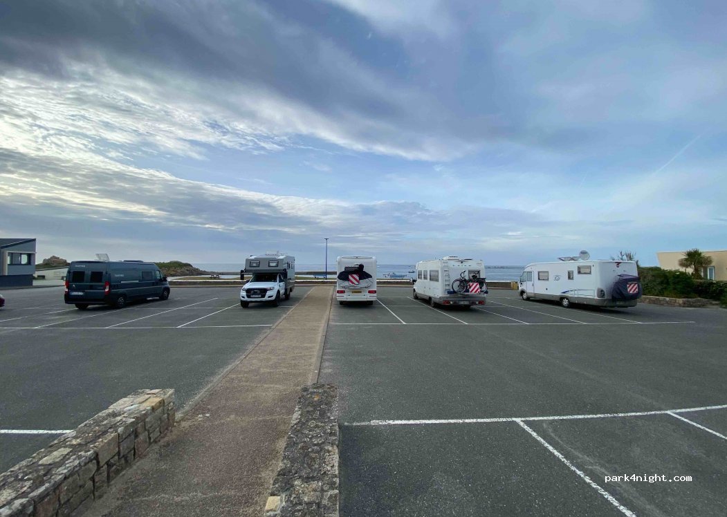 (29233) Cléder - 1-3 Place du Port — foto