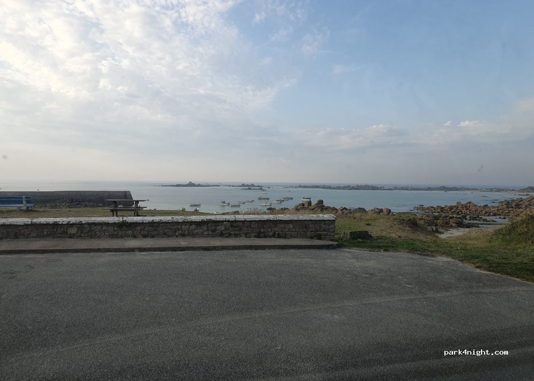 (29233) Cléder - 1-3 Place du Port — foto 4