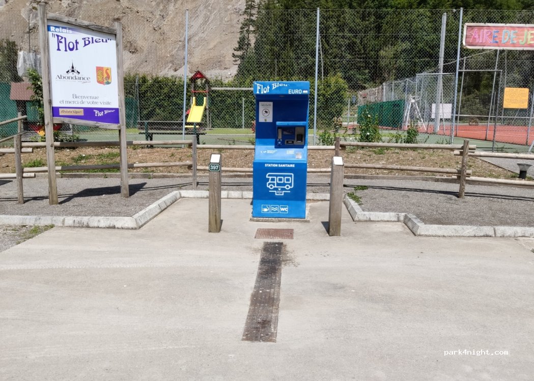(74360) Abondance - Route de Boëge à la frontière suisse — foto