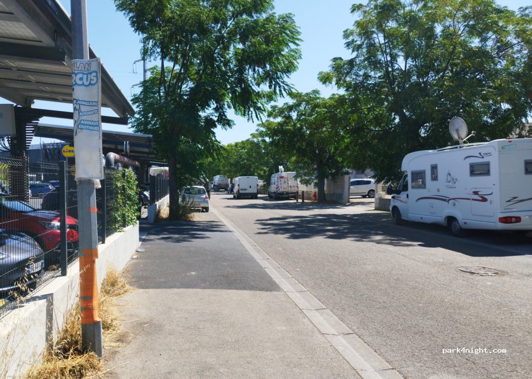 (30220) Aigues-Mortes - Rue des Marchands — foto 2