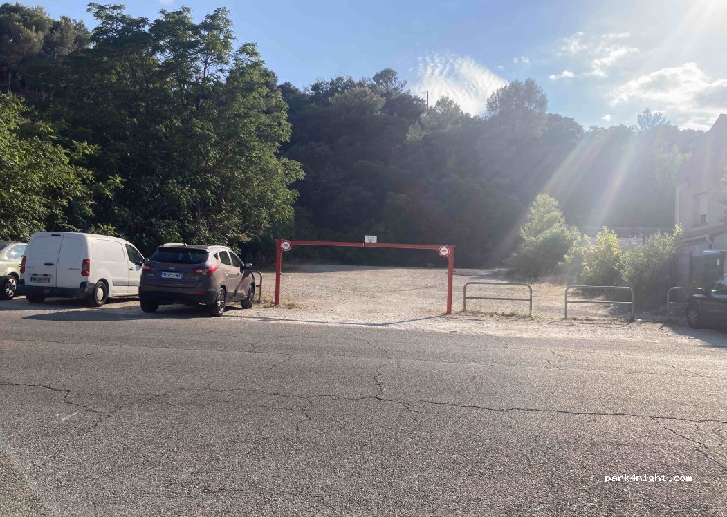 (30210) Remoulins - Avenue du Pont du Gard — foto
