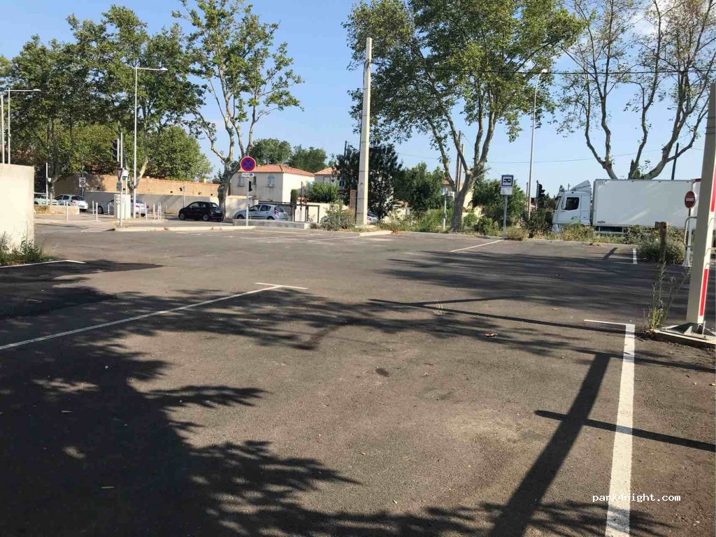(13300) Salon-de-Provence - 1054 Rue Luc Alabouvette — foto