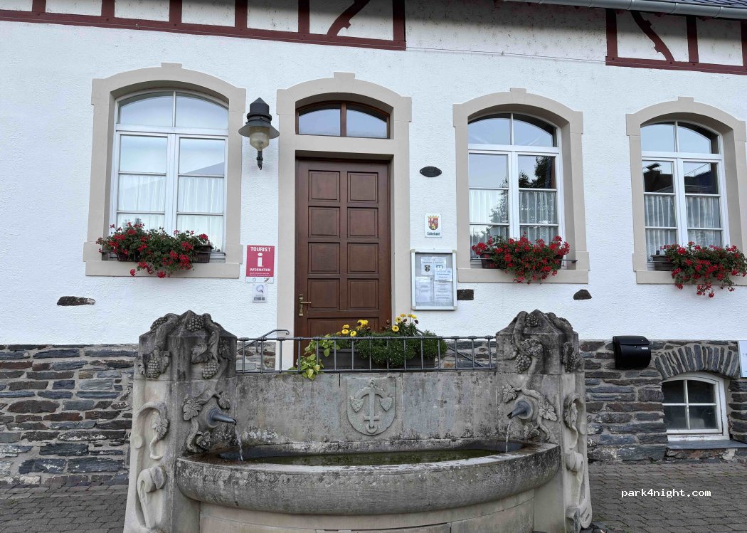 (56850) Enkirch - Brunnenplatz — foto