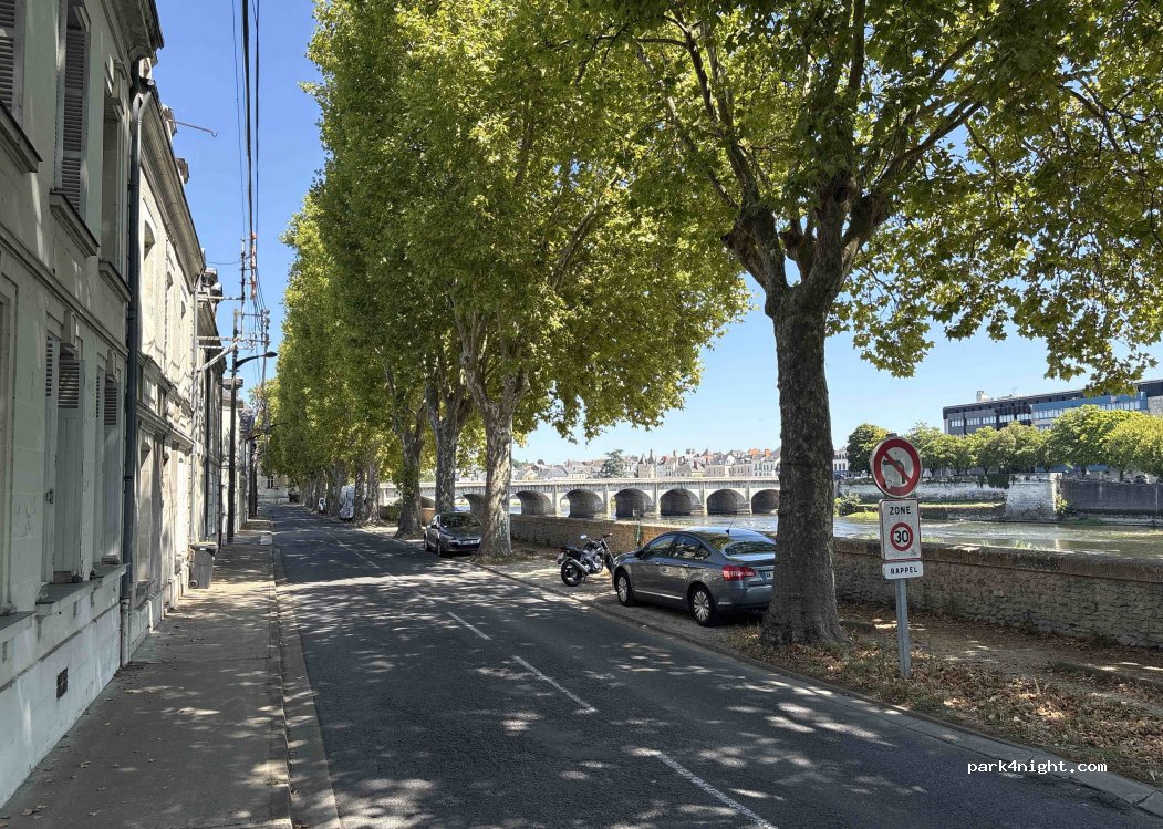 (86100) Châtellerault - Quai des Martyrs de la Résistance — foto