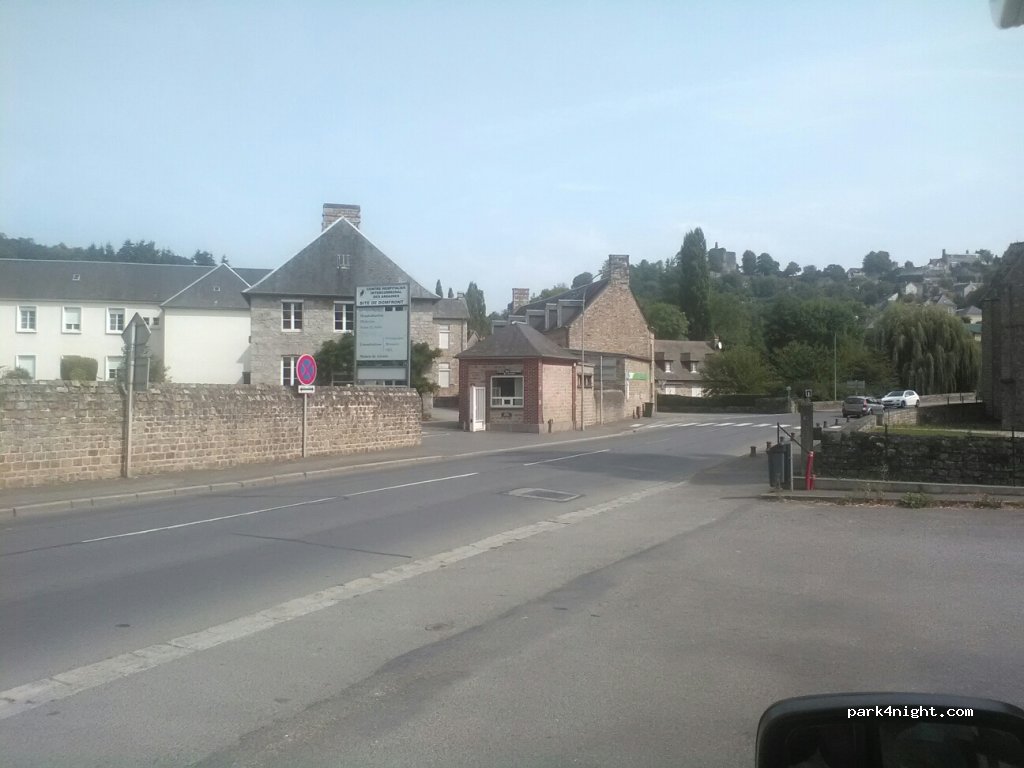 (61700) Domfront - 25 Rue de la Gare — foto