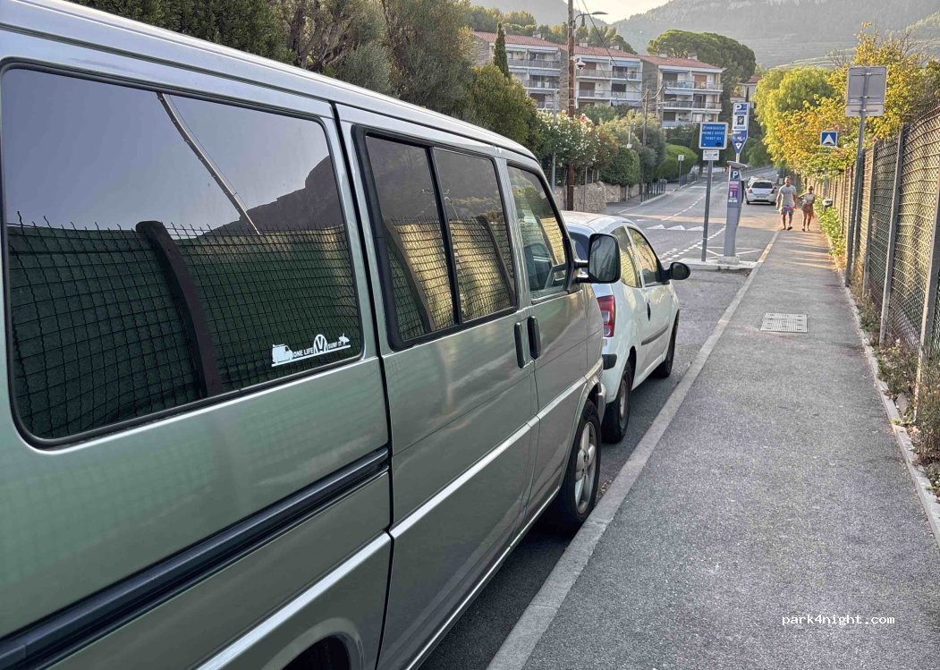 (13260) Cassis - Avenue du Revestel — foto