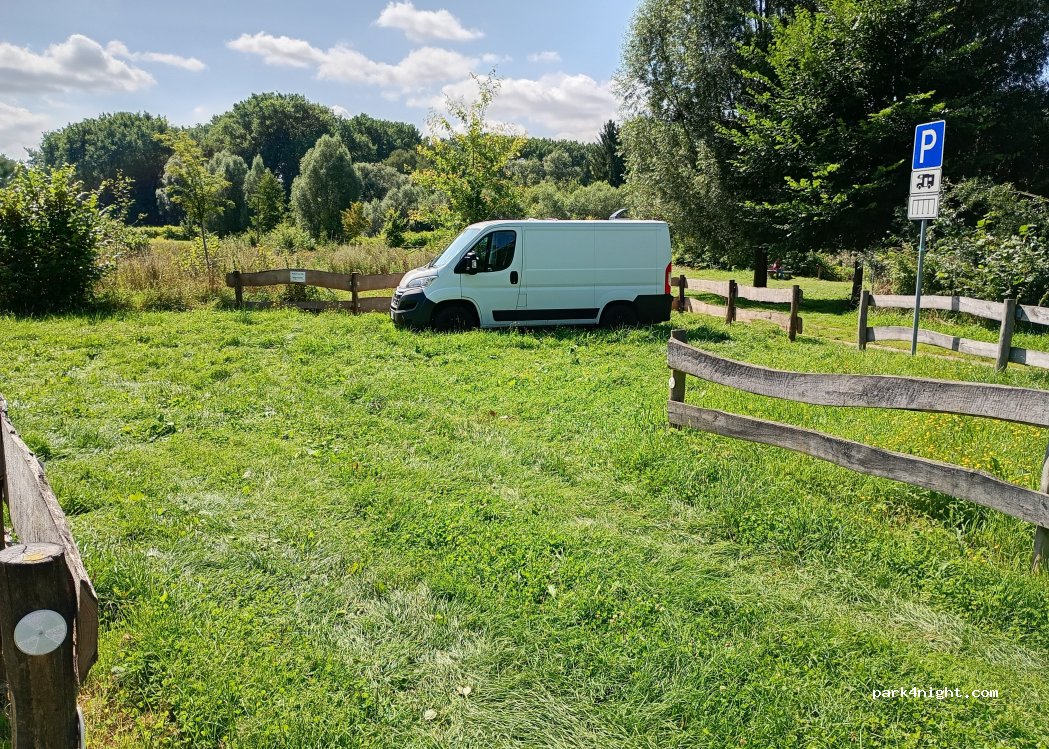 (09306) Wechselburg - Parkplatz Zufahrt — foto