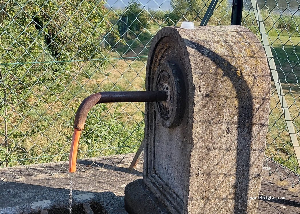(63970) Aydat - Place de la Fontaine La Cassière — foto