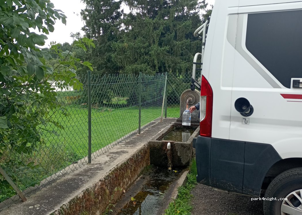 (63970) Aydat - Place de la Fontaine La Cassière — foto 2