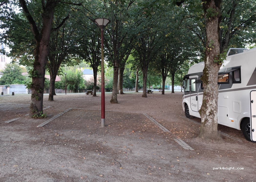 (03340) Neuilly-le-Réal - Place du Champ de Foire — foto