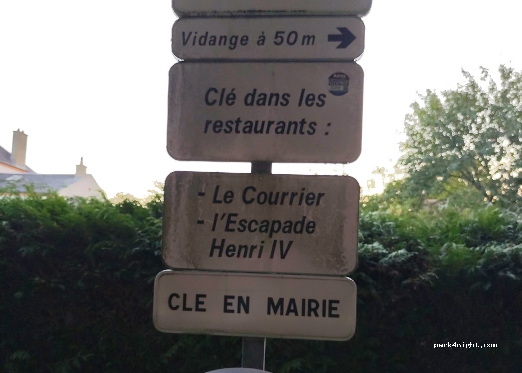 (03340) Neuilly-le-Réal - Place du Champ de Foire — foto 2