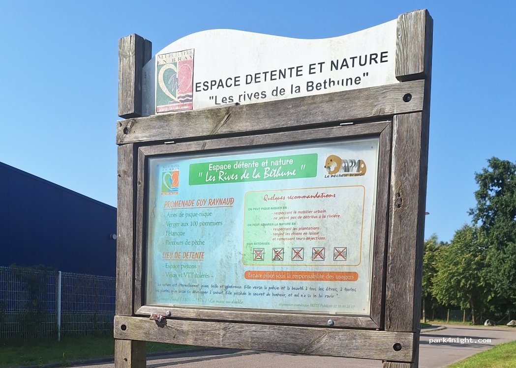 (76270) Neufchâtel-en-Bray - Rue de la Bethune — foto