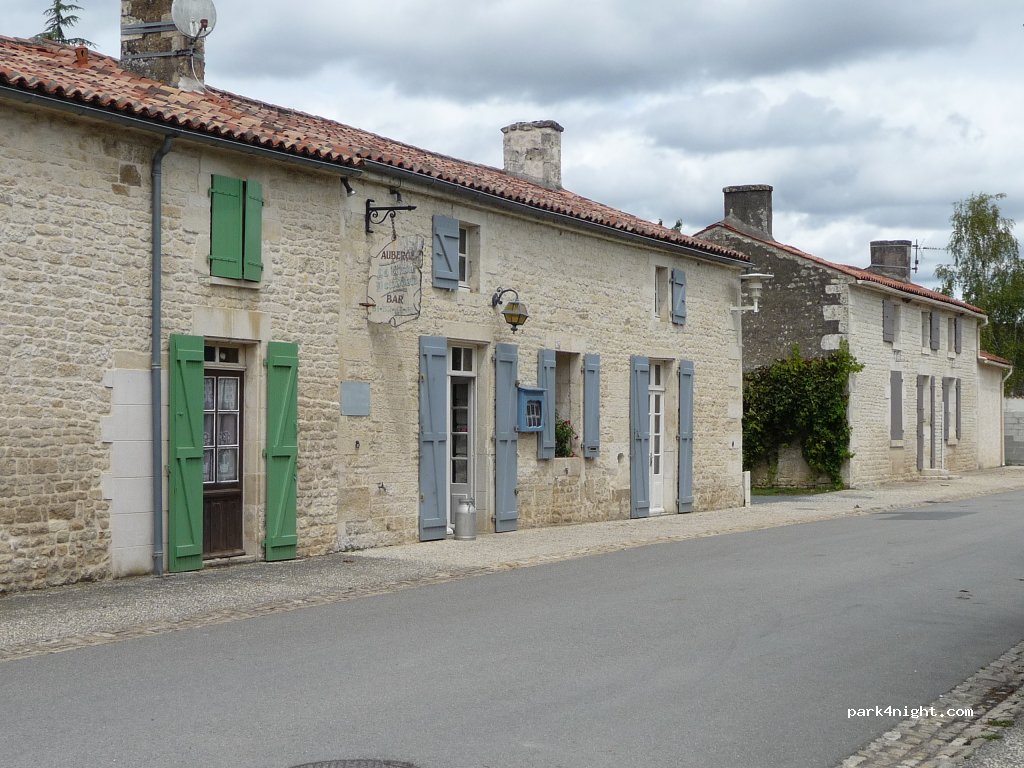 (85420) Bouillé-Courdault - 3 Place du Port — foto 3