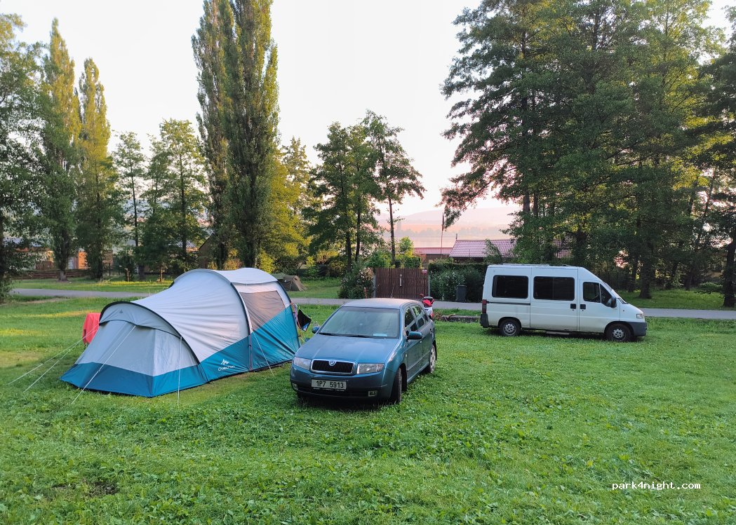 Kemp Úštěk u jezera Chmelař — foto