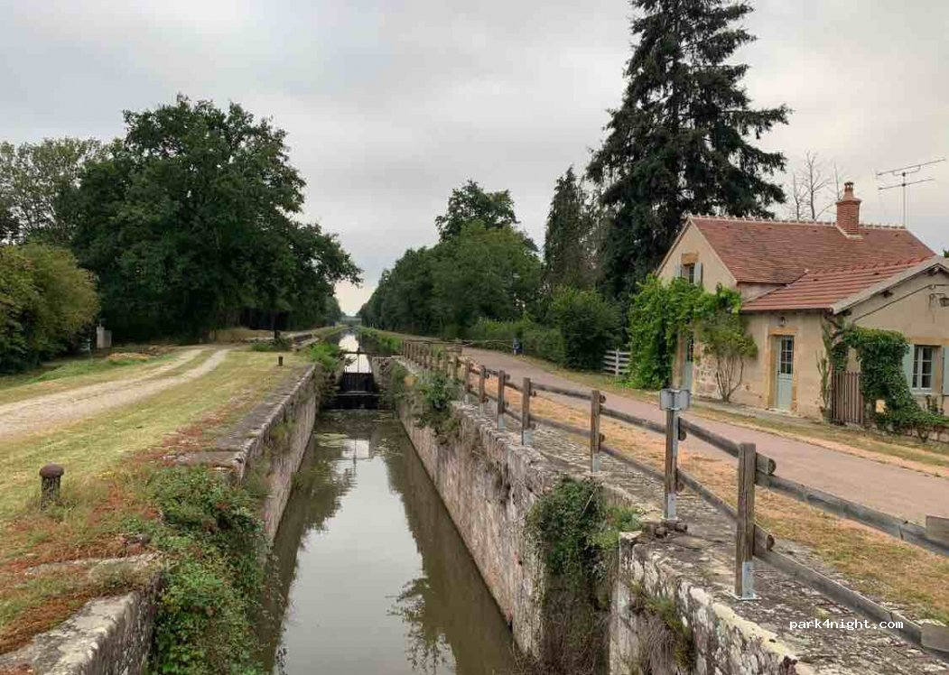 (03190) Vallon-en-Sully - L'Écluse de la Métairie Ba — foto 2