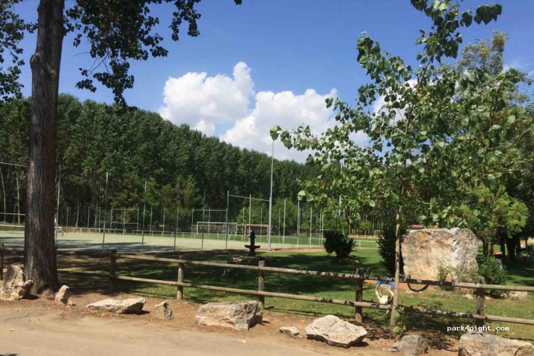 (24271) Llamas de la Ribera - 53 Calle Camping — foto 2