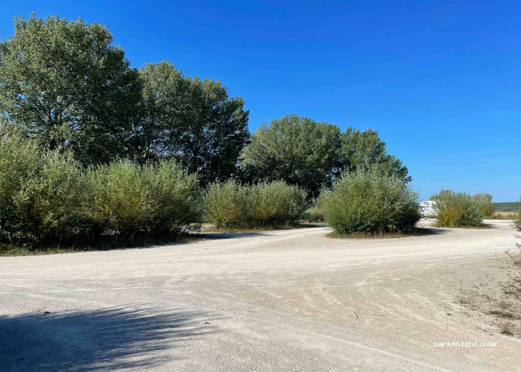 (10500) Radonvilliers - Parking Vl Et Camping Car — foto 2