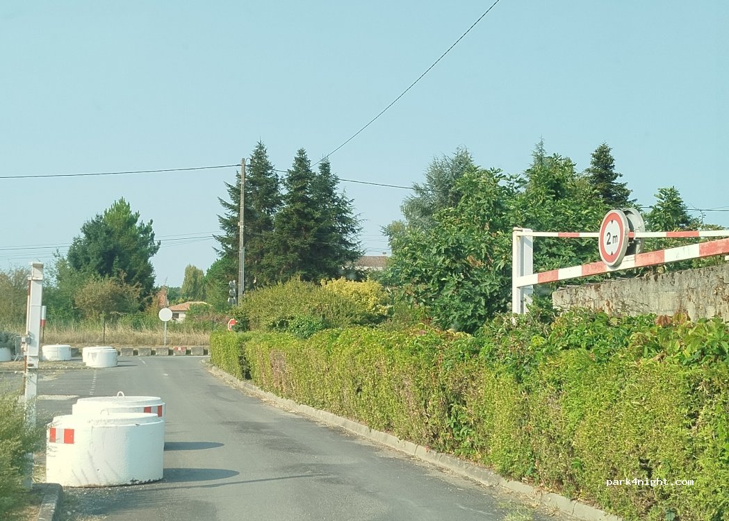 (16600) Ruelle-sur-Touvre - Rue Madame Curie — foto 4