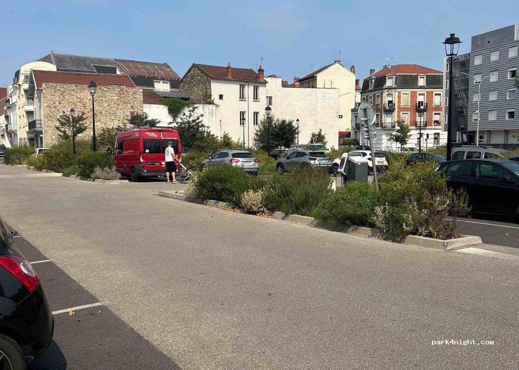 (03200) Vichy - Place de l'Hôtel de Ville — foto 2