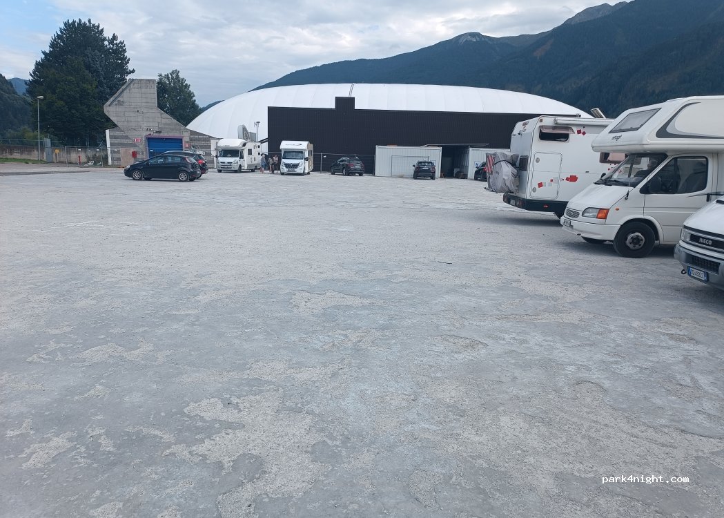 (39049) Sterzing - Vipiteno - Karl-Riedmann-Platz / Piazza Karl Riedmann — foto