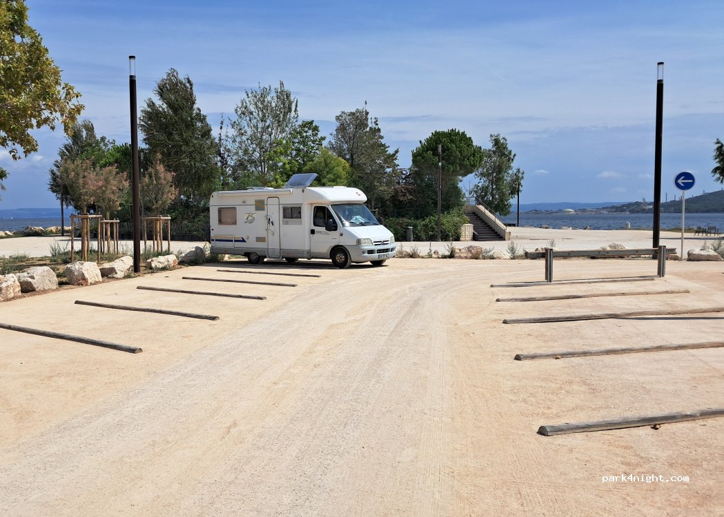 (13500) Martigues - Place des Aires — foto 2