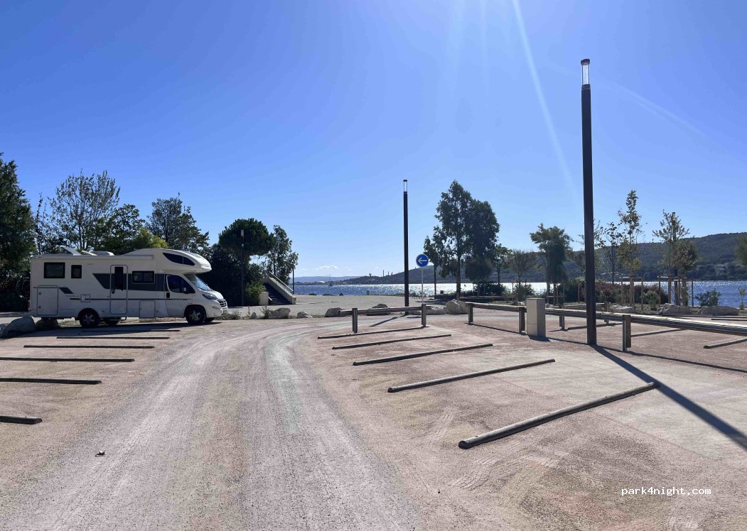 (13500) Martigues - Place des Aires — foto 3