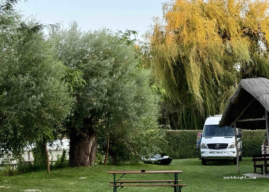 Prístavisko a táborisko Potônske Lúky — foto