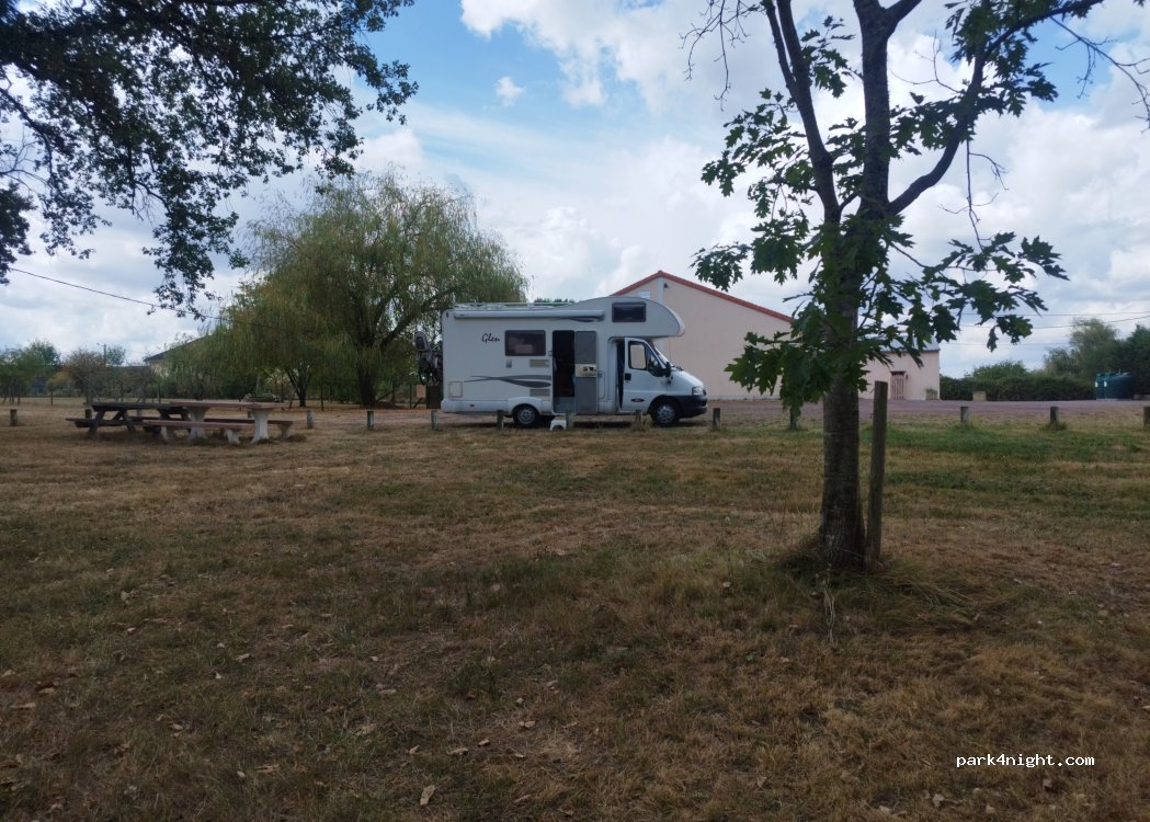 (86500) Moulismes - Rue de la Maison Rouge — foto