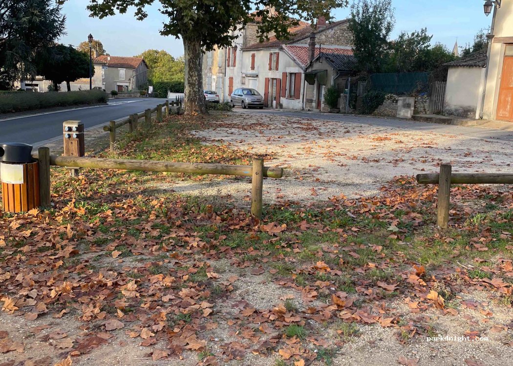 (16450) Saint-Laurent-de-Céris - Le Bourg — foto 3