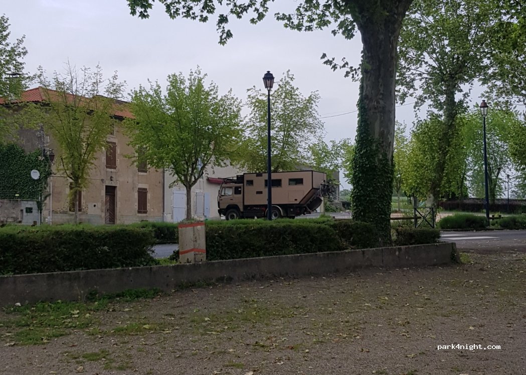 (16450) Saint-Laurent-de-Céris - Le Bourg — foto 4
