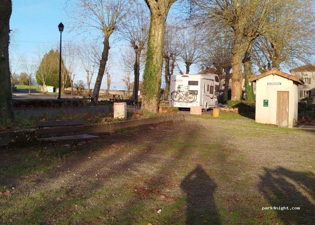 (16450) Saint-Laurent-de-Céris - Le Bourg — foto 5