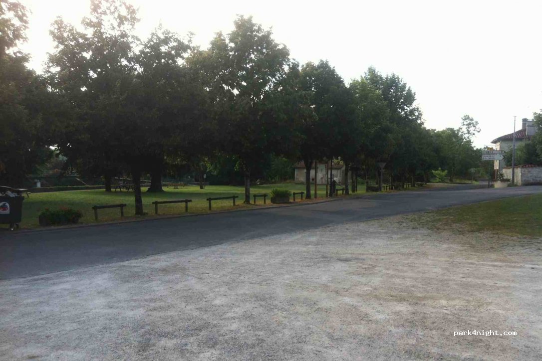(16510) Verteuil-sur-Charente - 6 Place du Temple — foto