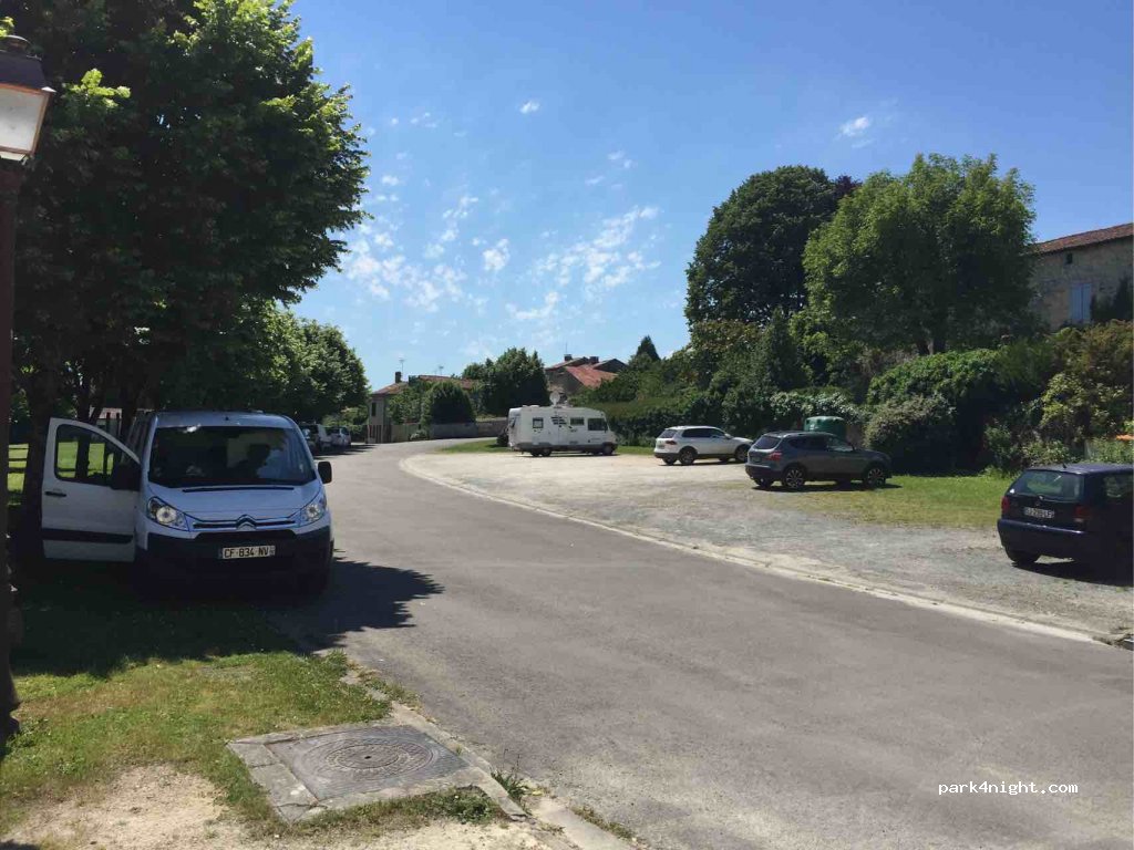 (16510) Verteuil-sur-Charente - 6 Place du Temple — foto 2