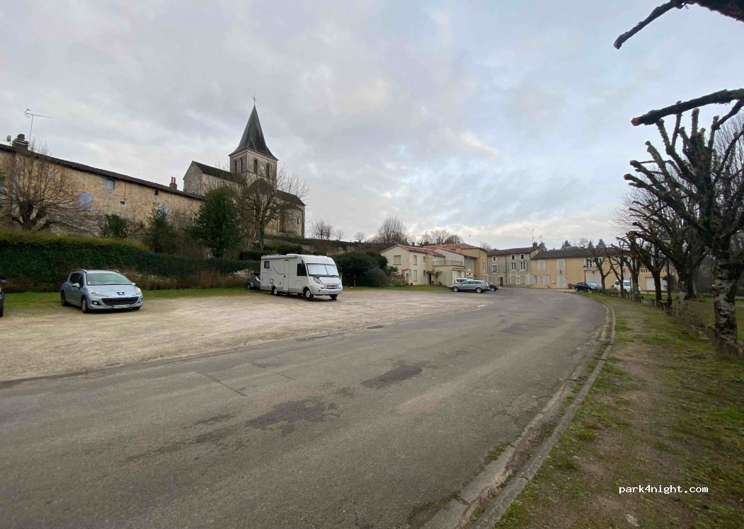 (16510) Verteuil-sur-Charente - 6 Place du Temple — foto 3