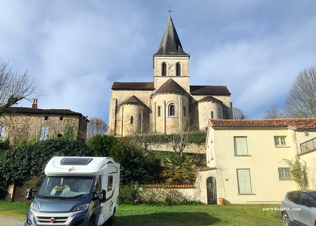 (16510) Verteuil-sur-Charente - 6 Place du Temple — foto 4