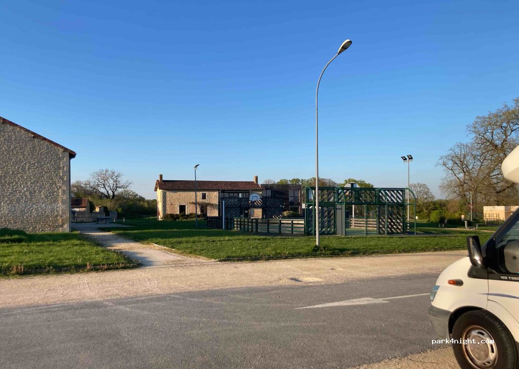(86800) Savigny-Lévescault - 248 Rue de la Mairie — foto 4