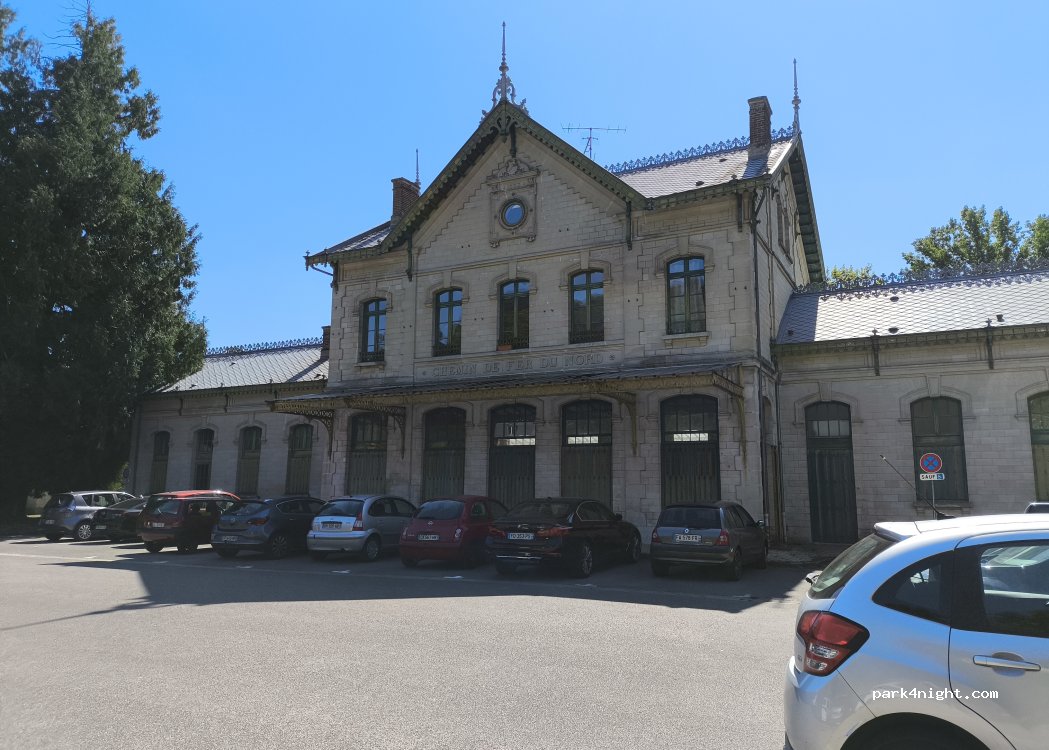 (60350) Pierrefonds - Allée des Tilleuls — foto 2