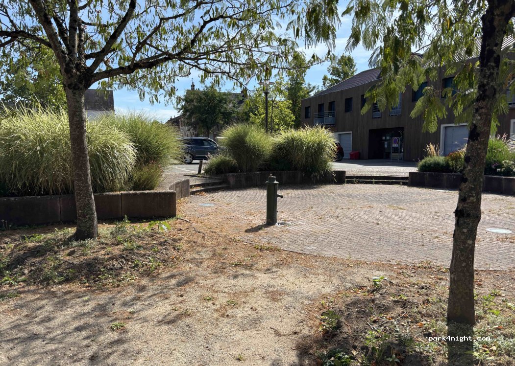 (41250) Mont-près-Chambord - Grande Place — foto
