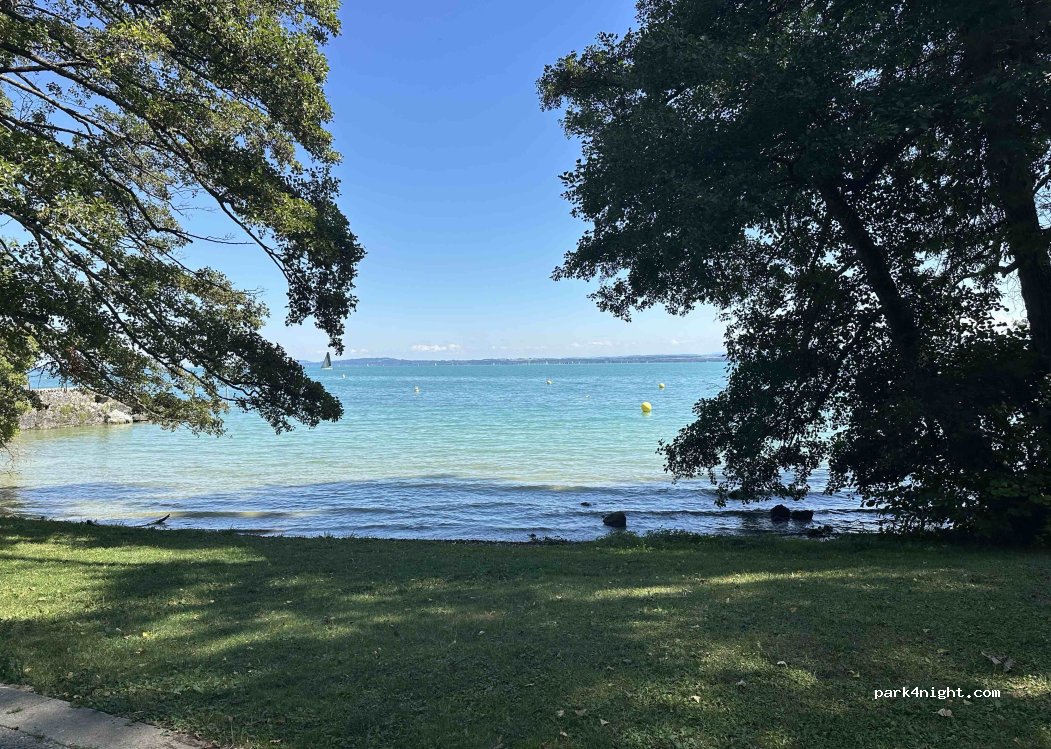Ruhiger Platz am See — foto