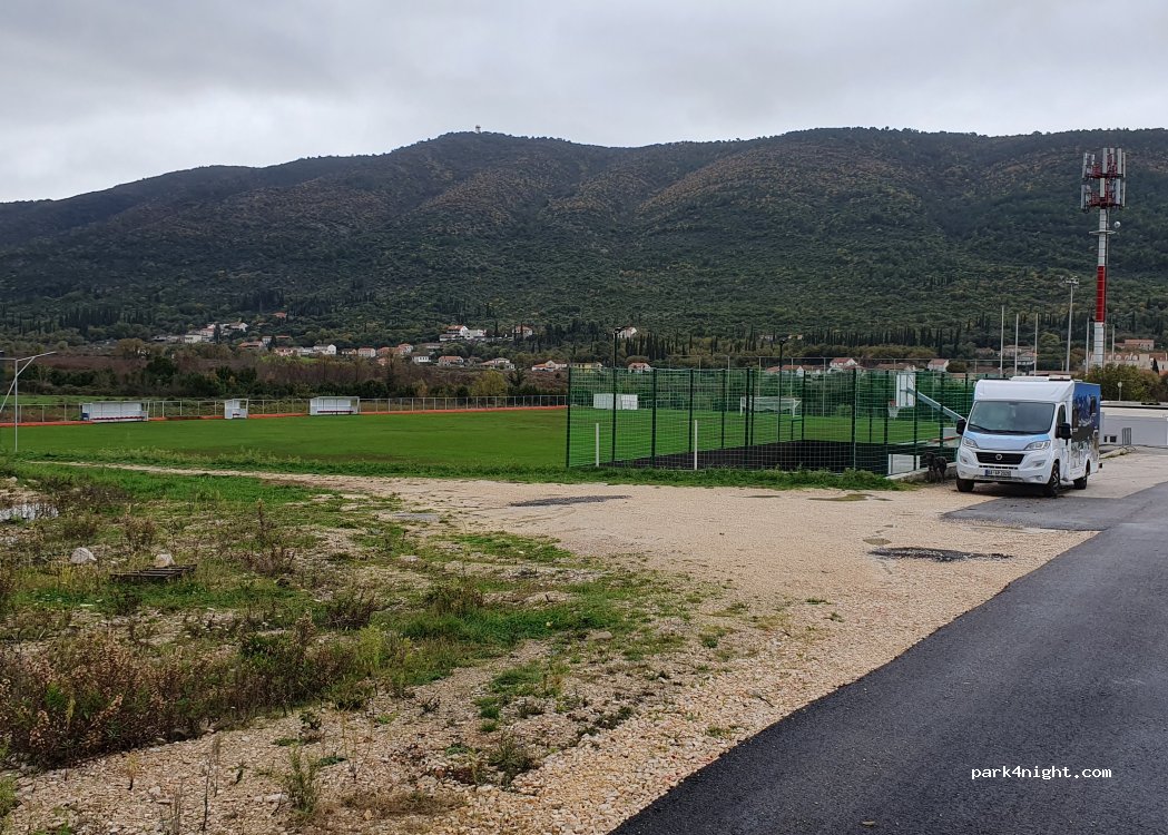 (20125) Gruda - Unnamed Road — foto