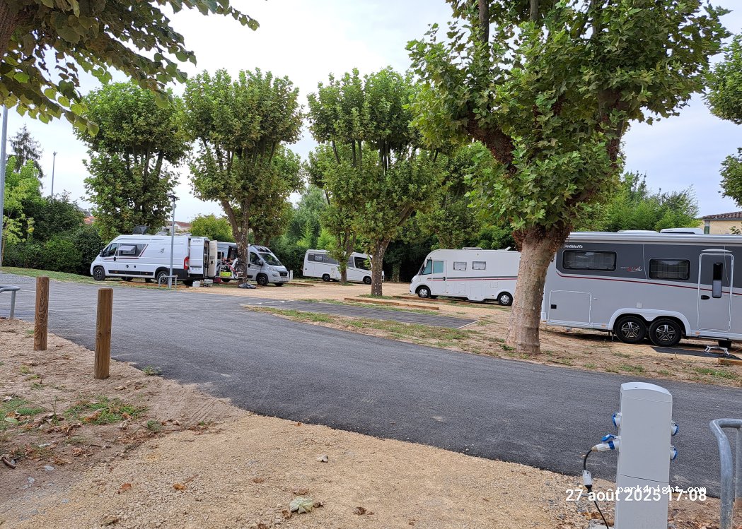 (33410) Cadillac - Rue du Port — foto 2